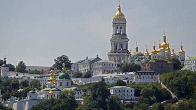 У Києво-Печерській лаврі прощаються  з упц московського патріархату